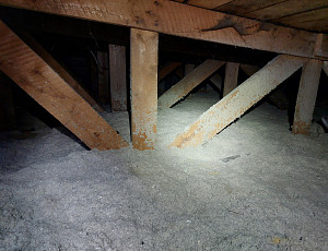 Zateplení stropu rodinného domu pomocí foukané izolace